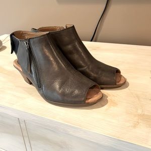 Earth brand, navy open toe booties.